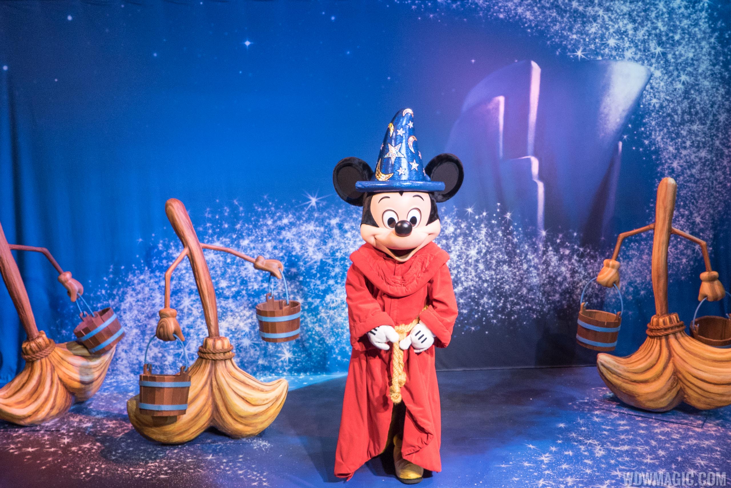 PHOTOS - Mickey Mouse meet and greet moves to new set at Disney's