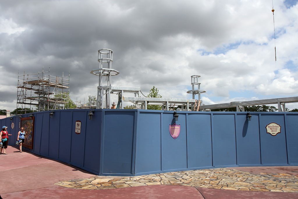 Fantasyland - The castle wall