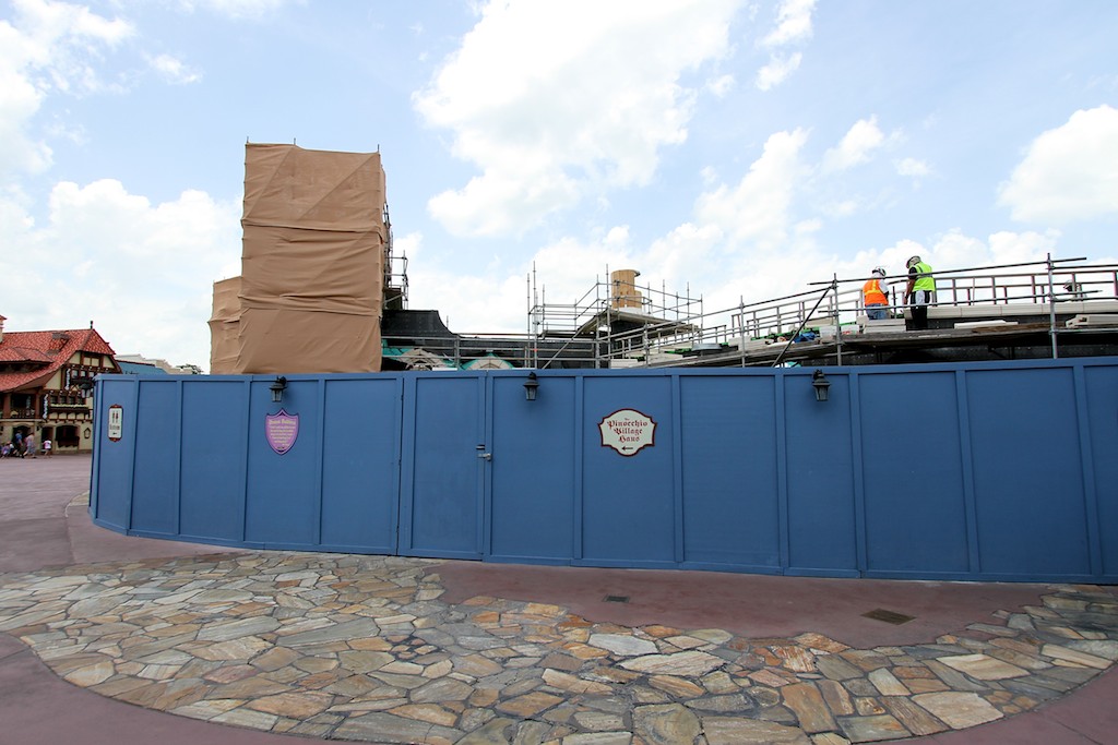 Fantasyland - Side view of the castle walls