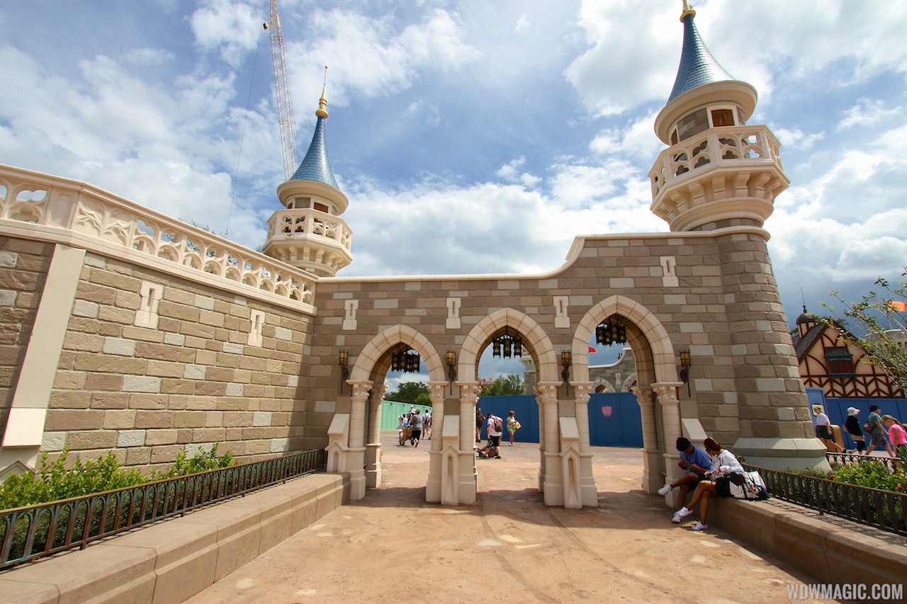 Fantasyland - Fantasyland Enchanted Forest castle wall