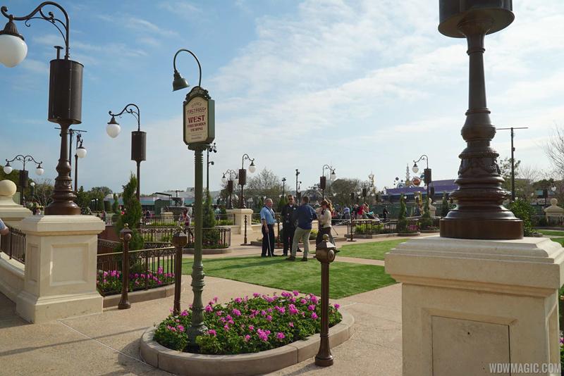 Original FastPass+ viewing area in the Plaza Gardens