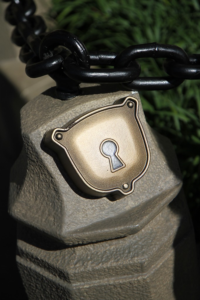 Sorcerers of the Magic Kingdom - Holding your card to the key hole starts the game