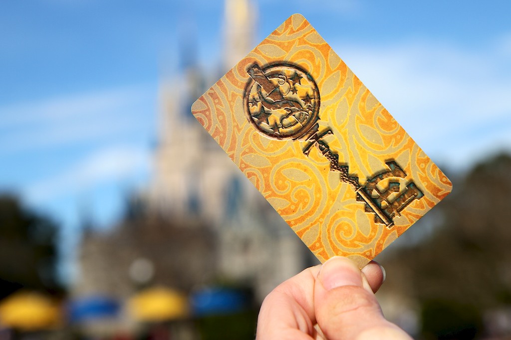 Sorcerers of the Magic Kingdom - Key card which activates your game at each window
