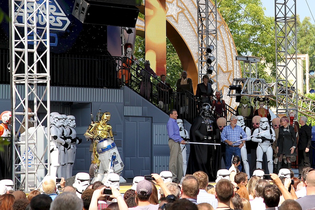 Star Tours - The Adventures Continue - Jedis Bob and George pursuade Vadar to leave the stage - until they meet again at then Anaheim System