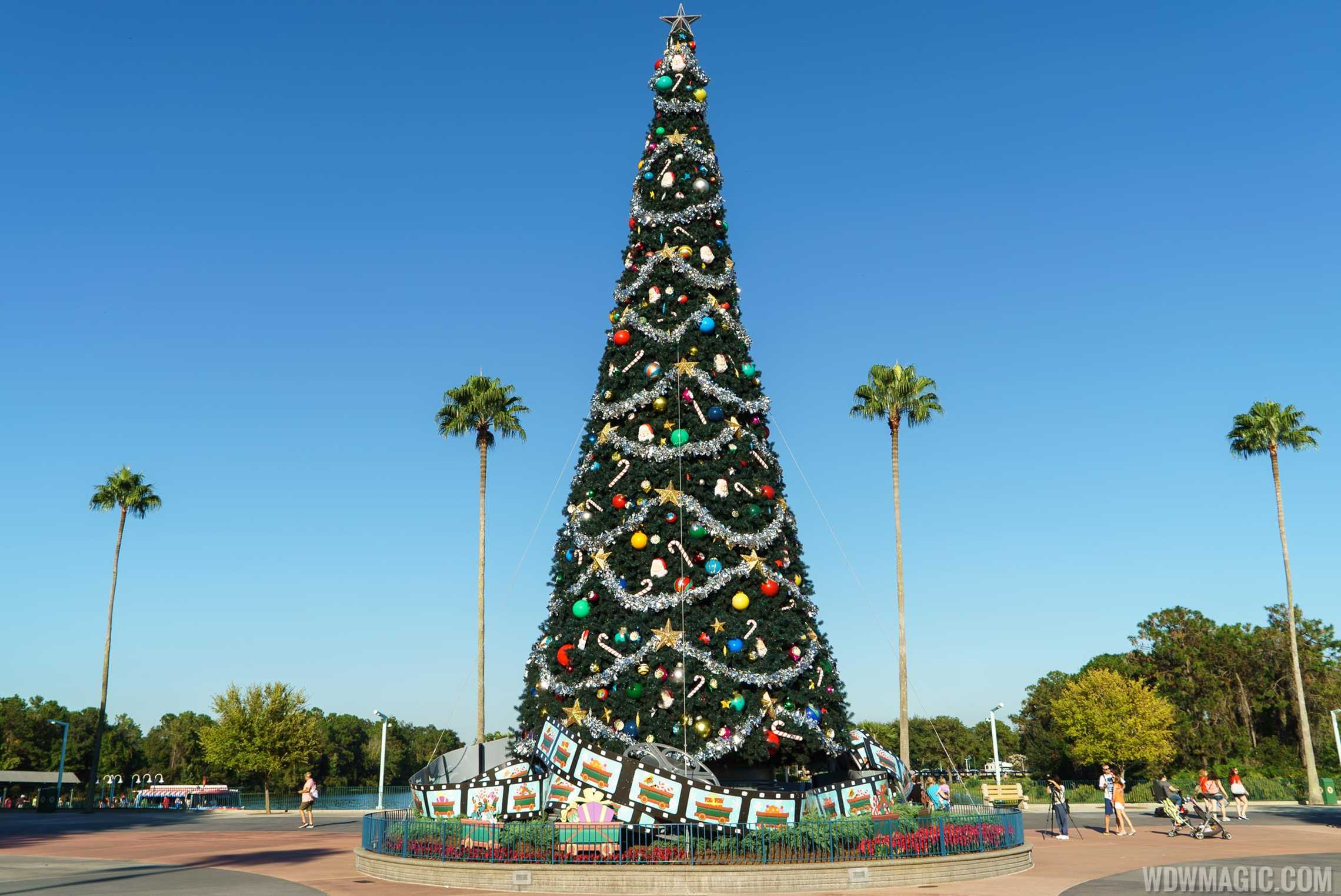 disney 39 s hollywood studios holiday decorations 2015 24 hours of christmas story