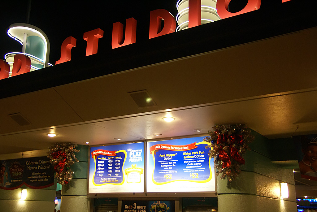Disney's Hollywood Studios holiday decorations 2009