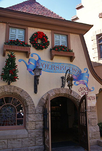 Volkskunst clocks and crafts